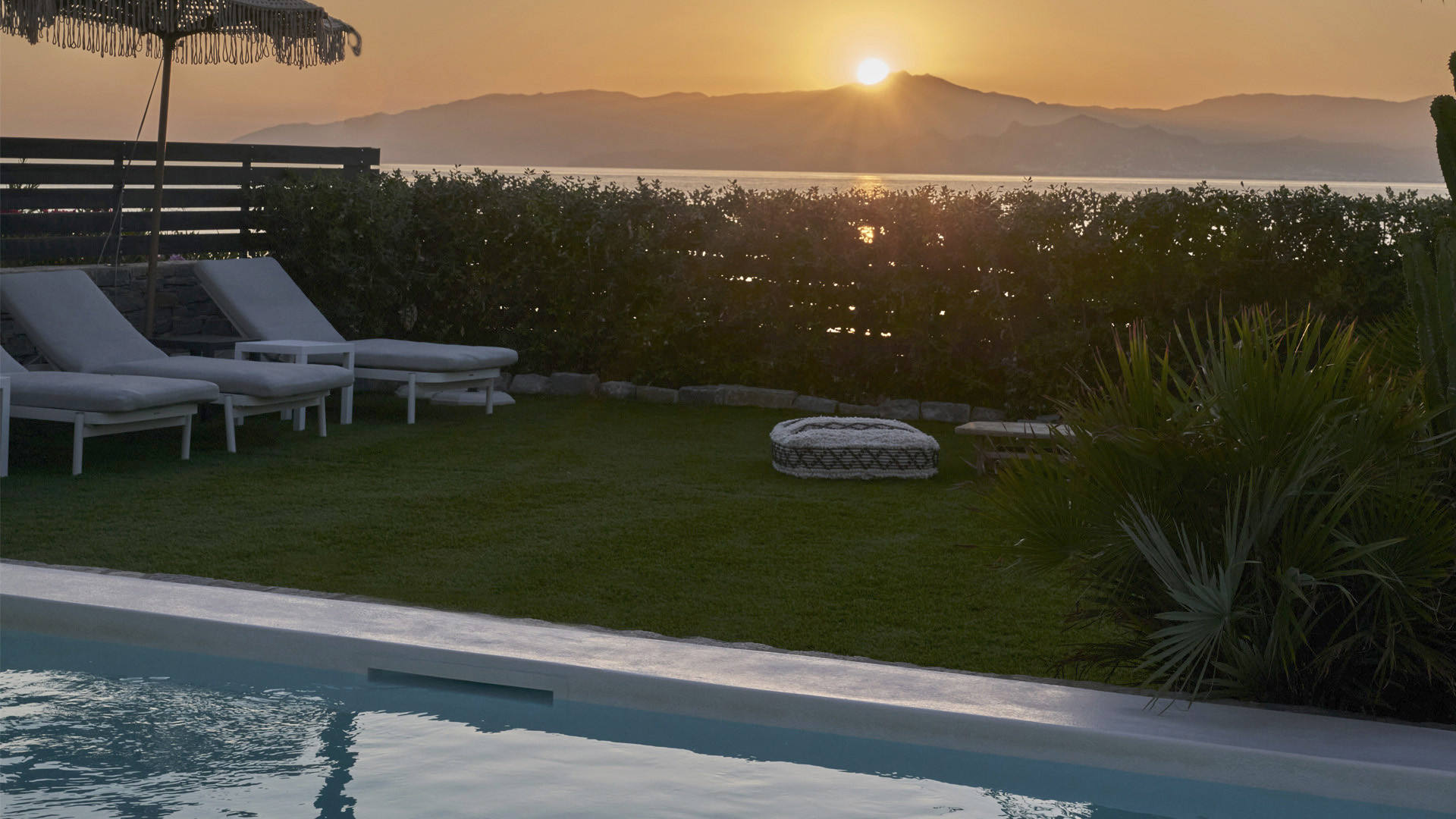 GLEAMING WATERS & ICONIC VIEWS